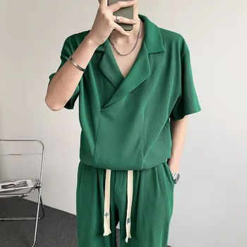 Летний плиссированный комплект 2023, мужской модный повседневный комплект из ледяного шелка, Мужская Корейская свободная рубашка с короткими рукавами и брюки, комплект из двух предметов